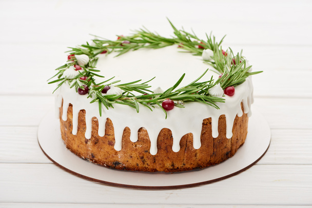 christmas pie with white rosemary and cranberries on white wooden table  - Valokuva, kuva