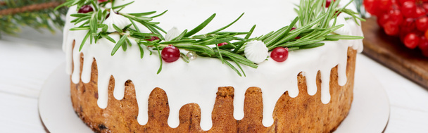 tarte de Noël au romarin et baies de viorne sur table en bois blanc avec branches d'épinette
 - Photo, image