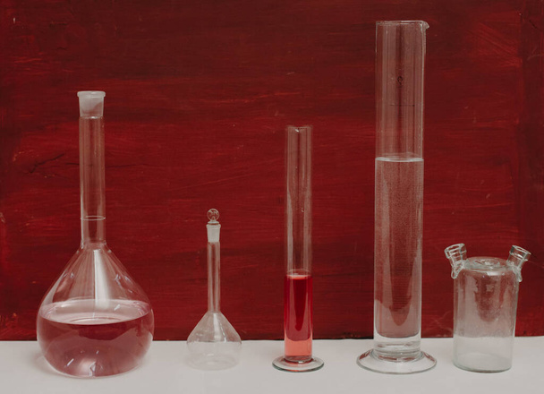 toebehoren voor experimenten met vloeistoffen in het chemisch medisch laboratorium - Foto, afbeelding