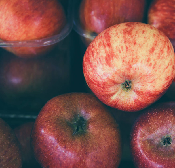 Tuoreita kypsiä punaisia omenoita torilla. Hedelmätausta. Terveellisen ruoan käsite
 - Valokuva, kuva