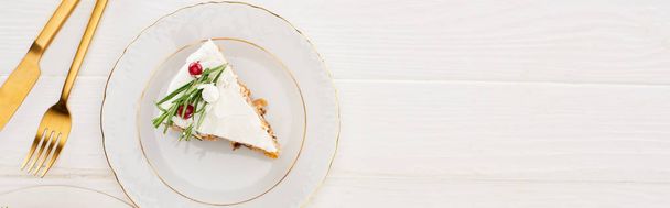 vue de dessus du morceau de tarte de Noël avec fourchette et couteau sur table en bois blanc
 - Photo, image