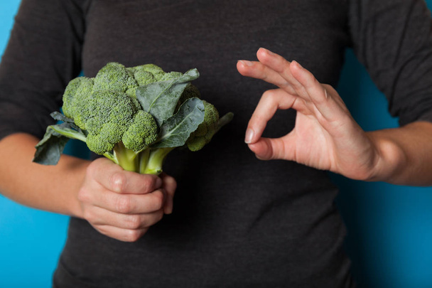 Vegetarian lifestyle concept, hands holding vegetable for diet. - Foto, Bild