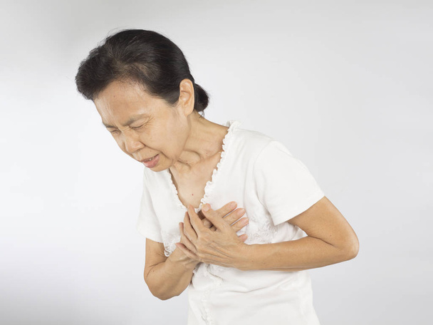 Yaşlı Asyalı kadın kalp çevresinde göğüs ağrısı hisseder çünkü kardiyoloji semptomları  - Fotoğraf, Görsel