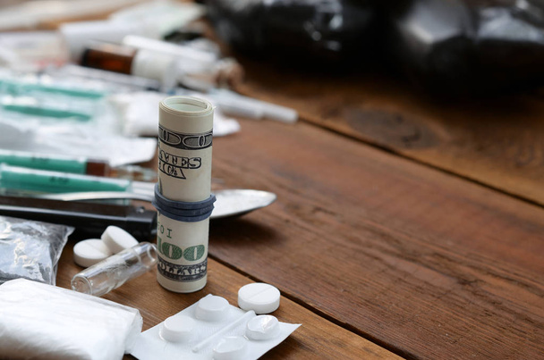 Перекличка стодолларовых купюр на фоне наркотиков наркодилеров
 - Фото, изображение
