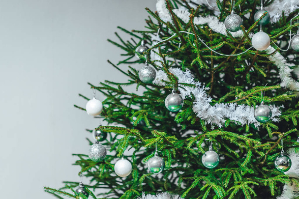 Albero di Natale decorato su sfondo sfocato, periodo invernale
 - Foto, immagini