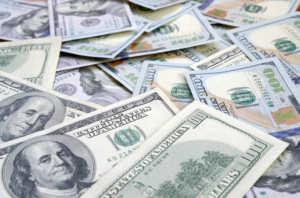 Vista superior de los billetes de cien dólares hechos de fondo. USD concepto de moneda y rica vida
 - Foto, Imagen