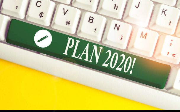 A 2020 tervet bemutató írásjegyzet. Üzleti fotó bemutató részletes javaslatot csinál elérése valamit jövőre fehér PC billentyűzet jegyzet papír felett fehér háttér. - Fotó, kép