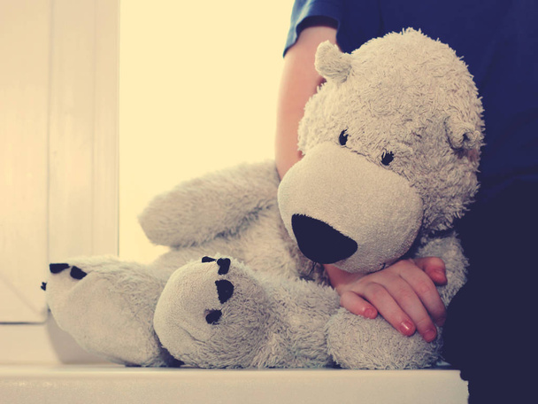медведь грустная игрушка, сидящая на окне так близко, тонированная
 - Фото, изображение
