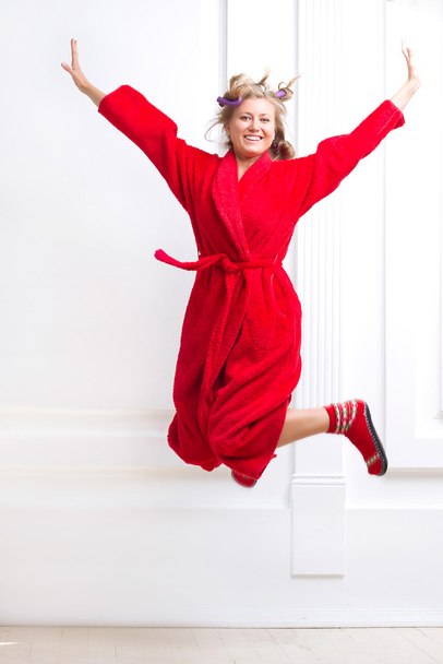 жінка в халаті радісно стрибає
 - Фото, зображення