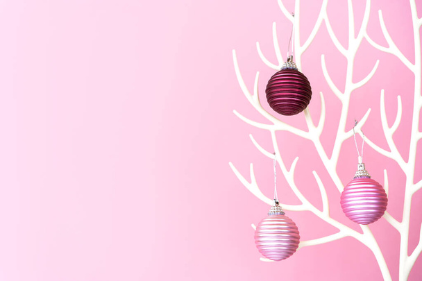 Christmas tree made of white horns and bauble decoration on the pink background - Valokuva, kuva