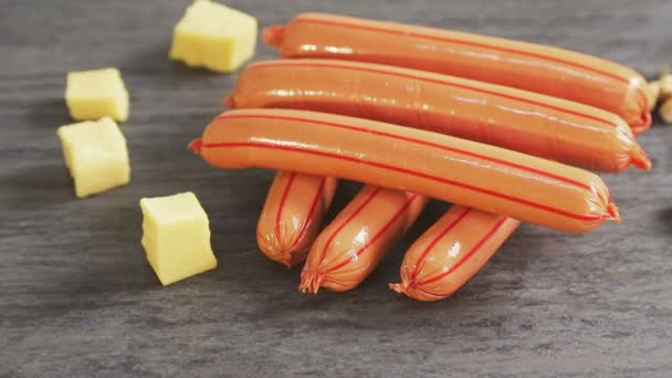 Λουκάνικα ή λουκάνικα ξαπλώνουν μαζί με φέτες τυρί και ξηρούς καρπούς - Πλάνα, βίντεο