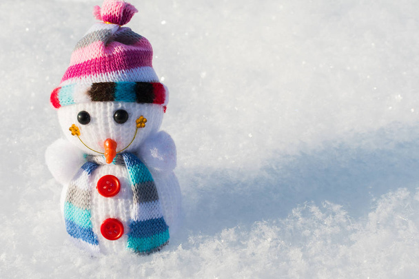kleine sneeuwpop in de sneeuw - Foto, afbeelding