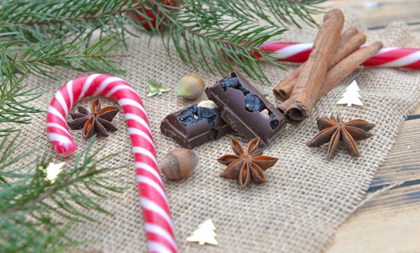 Natürliche Weihnachtsdekoration mit Tannenzweig und Schokolade auf Textil  - Foto, Bild
