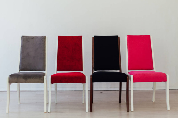τέσσερις καρέκλες στέκονται σε ένα άδειο λευκό δωμάτιο - Φωτογραφία, εικόνα