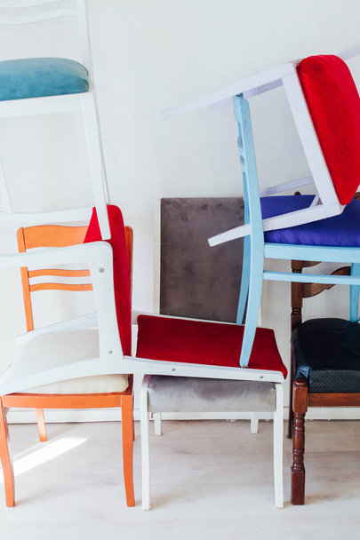 many different chairs stand in the white room - 写真・画像