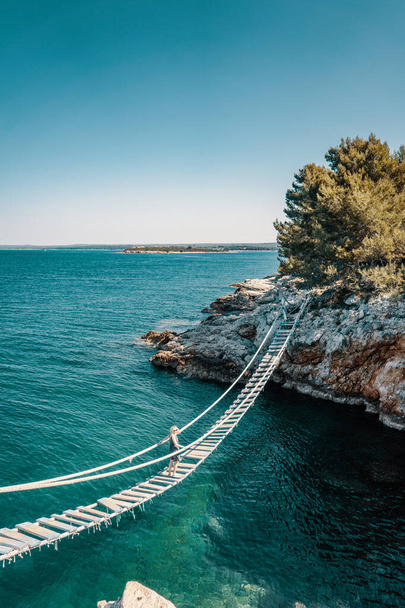 プンタ・クリスト、プラ、クロアチアの崖の上のロープ橋の上-ヨーロッパ。旅行写真、雑誌や旅行先の記事に最適. - 写真・画像