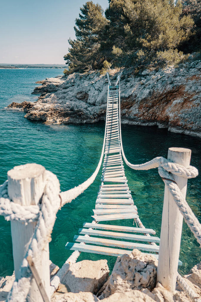 Pont de corde sur une falaise à Punta Christo, Pula, Croatie - Europe. Photographie de voyage, parfaite pour les magazines et les articles de voyage
. - Photo, image