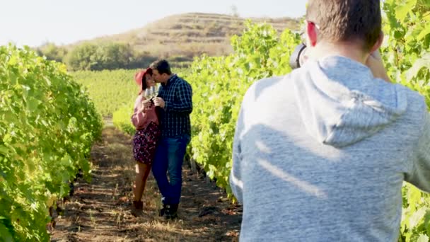 白人のカップルがブドウ畑で撮影されています - 映像、動画