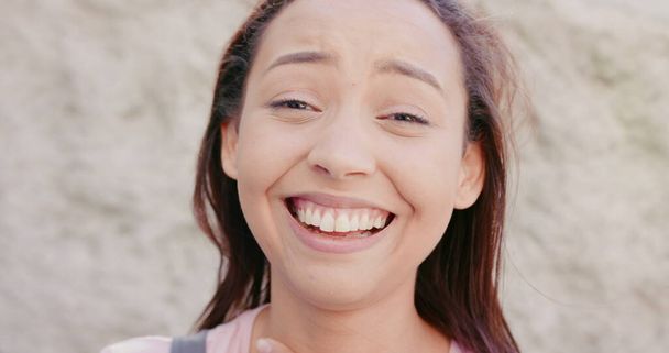 Giovane bruna signora sorridente all'aperto
 - Foto, immagini
