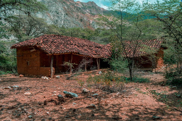 Verlaten huis in de bergen van Colombia - Foto, afbeelding