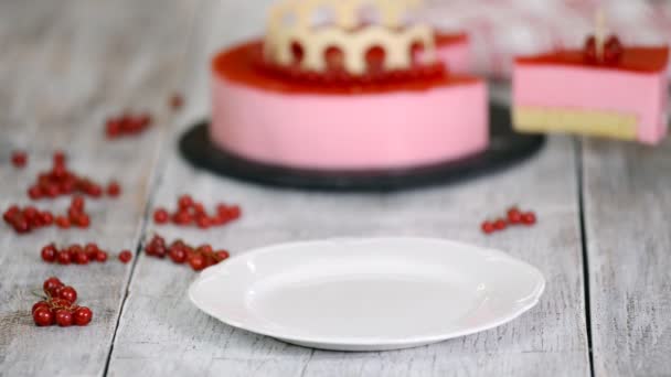Um pedaço de delicioso bolo de mousse de groselha vermelha decorado com bagas
. - Filmagem, Vídeo