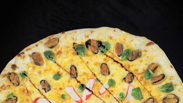 pizza rapu tikkuja musta tausta näkymä ylhäältä
 - Materiaali, video
