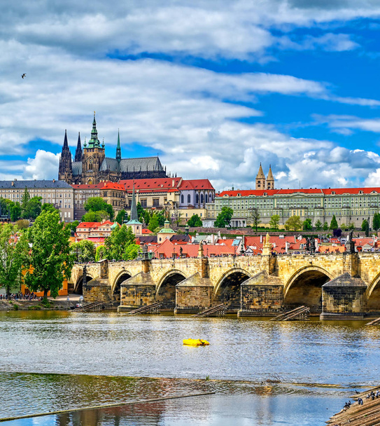 チェコ共和国、プラハのプラハ城と聖ヴィタス大聖堂へのカレル橋とヴルタヴァ川の眺め. - 写真・画像