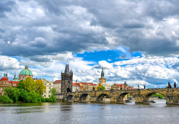 Θέα στην παλιά πόλη της Πράγας και τη γέφυρα του Καρόλου στον ποταμό Μολδάβα στην Πράγα, Τσεχική Δημοκρατία. - Φωτογραφία, εικόνα