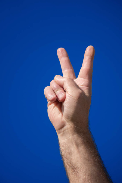 male hand V sign - Фото, изображение