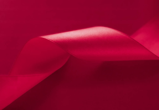 Abstrakcyjne kręcone wstążki jedwabne na różowym tle, ekskluzywny luksus  - Zdjęcie, obraz