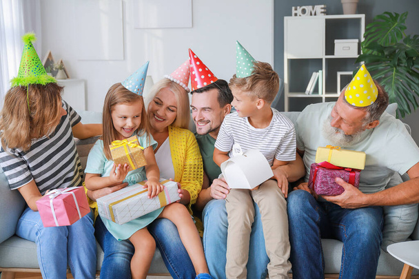 Gran familia celebrando el cumpleaños en casa
 - Foto, imagen