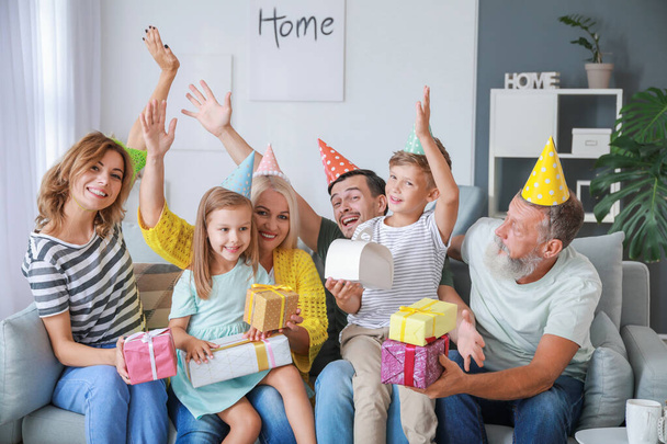 Große Familie feiert Geburtstag zu Hause - Foto, Bild