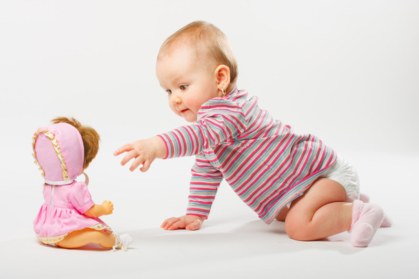 Baby tyttö leikkii nukke
 - Valokuva, kuva