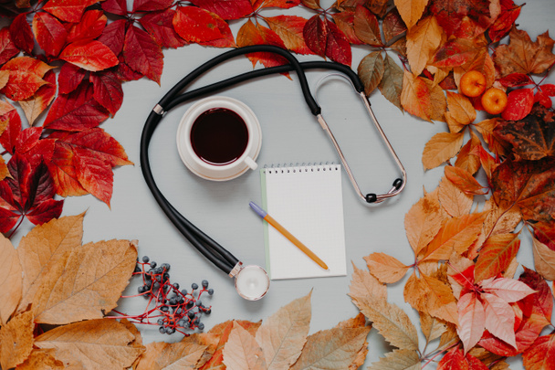 Herbst Hintergrund mit medizinischen Geräten und roten gelben Blättern - Foto, Bild