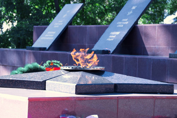 ewige Flamme, Erinnerung an die Soldaten, die im großen patriotischen Krieg gefallen sind. - Foto, Bild