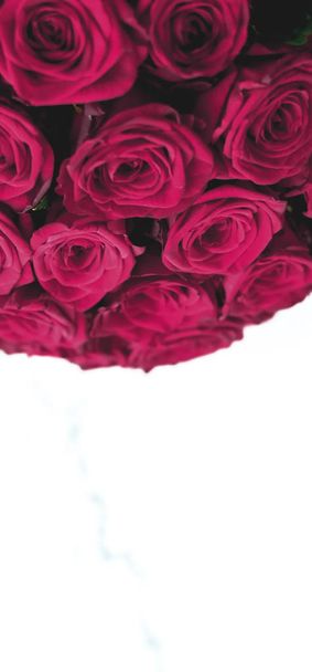 Ramo de lujo de rosas borgoña sobre fondo de mármol, hermoso
 - Foto, Imagen