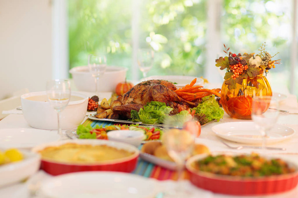 Thanksgiving dinner. Turkey table setting. - Foto, imagen