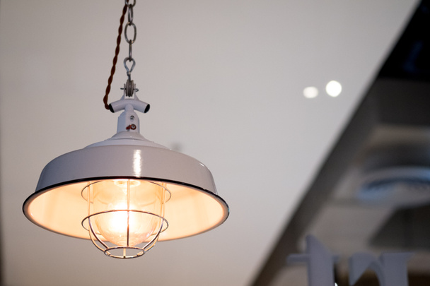 Lampe blanche électricité suspendue
 - Photo, image