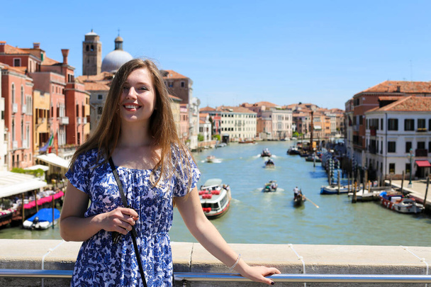 Jonge vrouwelijke toerist die zich in Venetië achtergrond, Italië. - Foto, afbeelding
