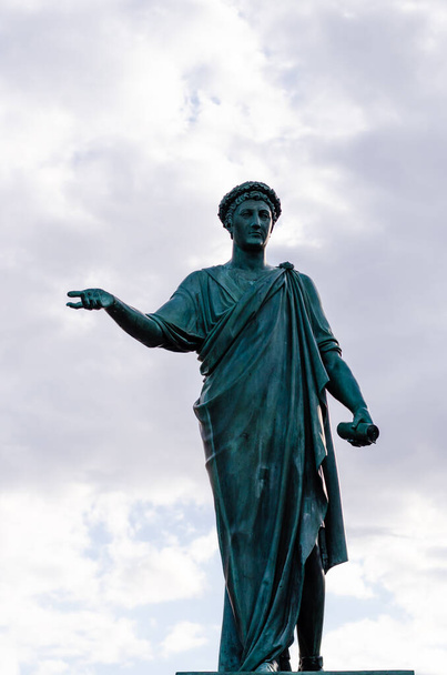 Pomnik księcia de Richelieu na tle zachmurzonego nieba. Pierwszy burmistrz Odessy. Brązowy posąg. Odessa, Ukraina - Zdjęcie, obraz