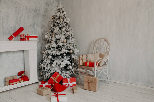 Kerstboom met kerstversiering en geschenken - Foto, afbeelding