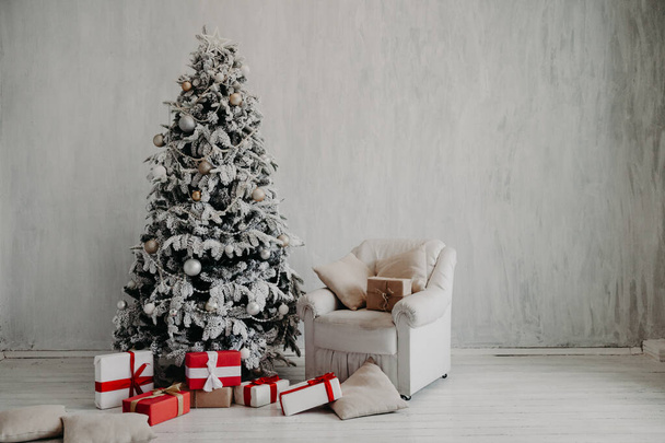 Різдвяна ялинка з різдвяними прикрасами та подарунками
 - Фото, зображення