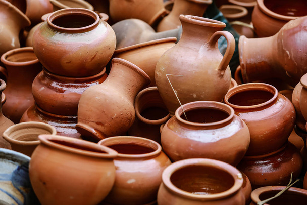 piatti di ceramica in una fiera di strada
 - Foto, immagini