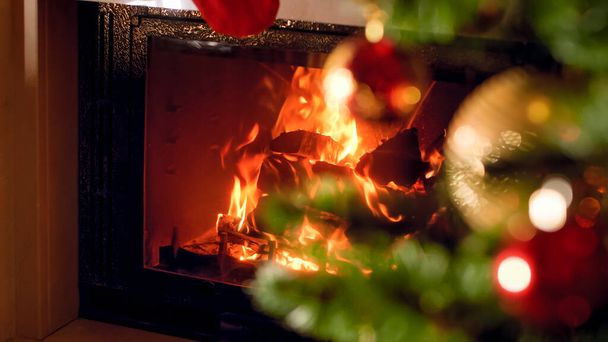 Fondo de Navidad de la chimenea en llamas y decorado árbol de Navidad en casa
 - Foto, Imagen