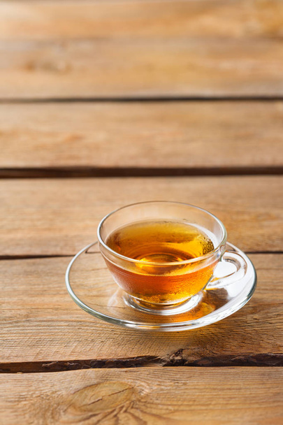 Tasse heißen grünen Tee auf einem Holztisch - Foto, Bild