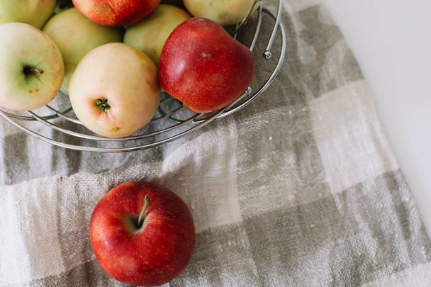 Zusammensetzung der Äpfel, Ansicht von oben. Lebensmittel Hintergrund Muster. Herbst- und Erntedankfest-Konzept. Tapete mit Gemüse. - Foto, Bild