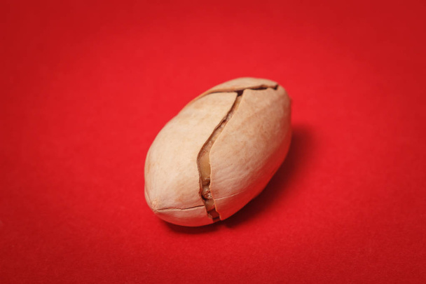 Tausta: pekaanipähkinä punaisella pohjalla
 - Valokuva, kuva