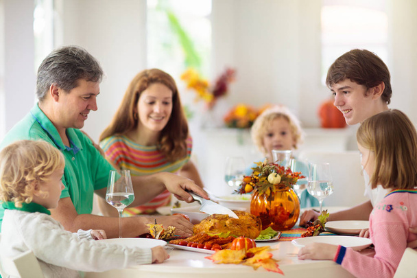 Famille avec enfants au dîner de Thanksgiving. Turquie
. - Photo, image
