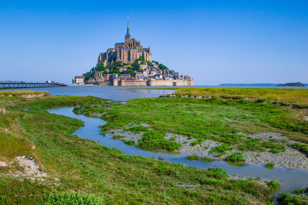 Mont Saint-Michel Bay w słoneczny letni dzień w Normandii Francja - Zdjęcie, obraz