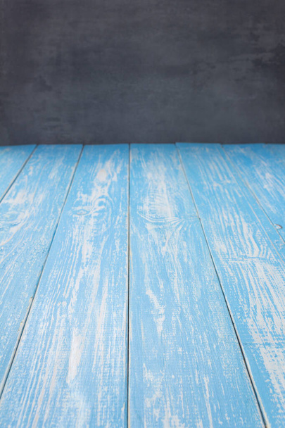 empty blue wooden table in front - Foto, afbeelding